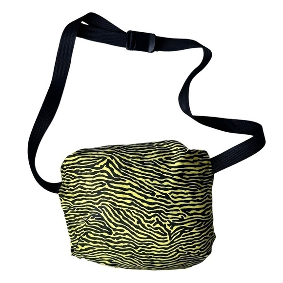 Nike Foldaway Light Running Safari Print
Jacket. Size Medium - Picture 5 of 12